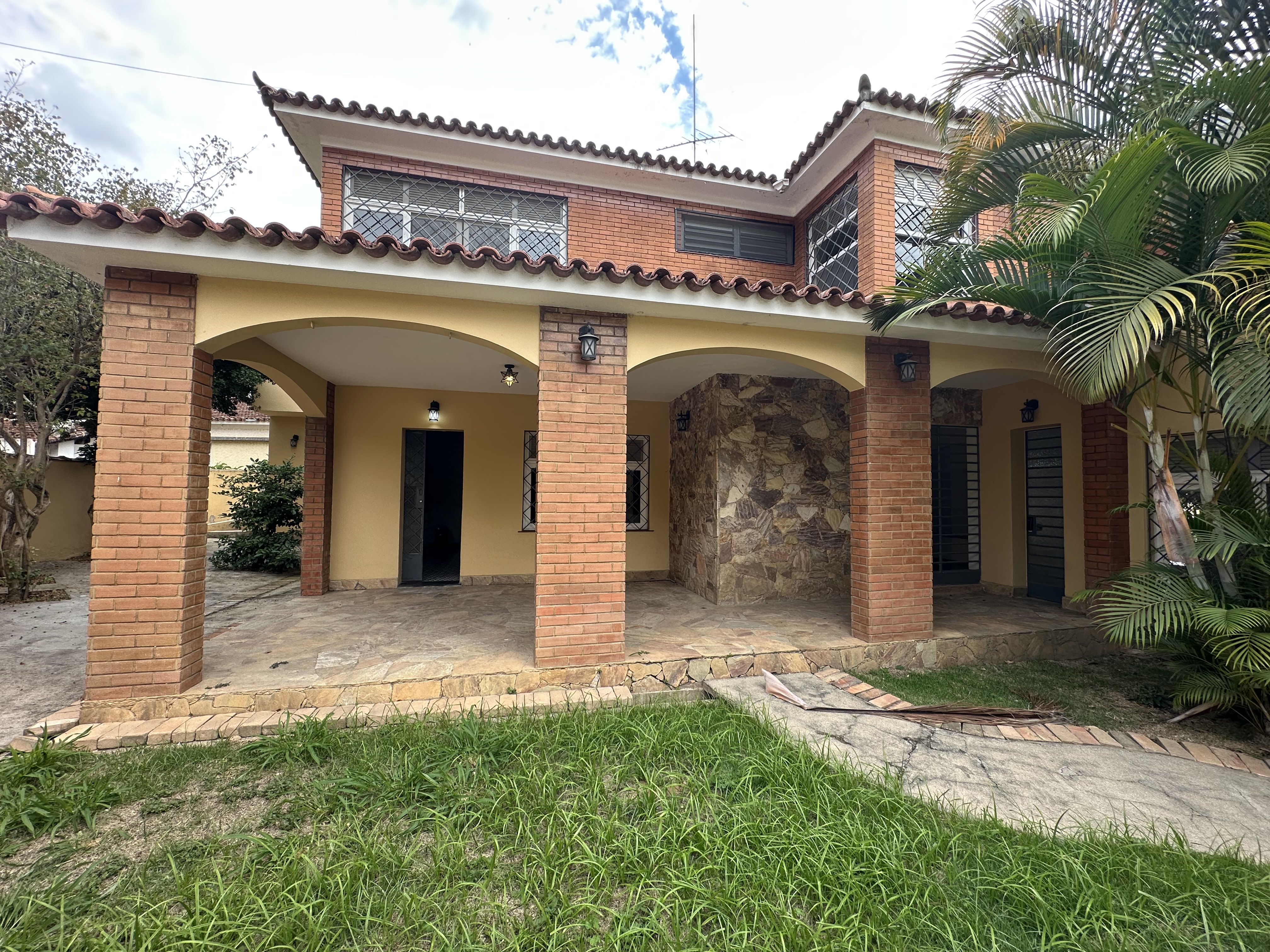 Casa comercial e residencial no centro de Miguel Pereira 